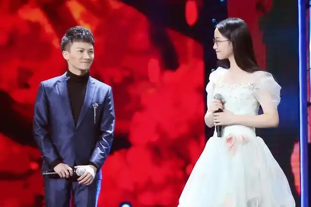 周深郭沁合唱版大鱼再现《我要上春晚》舞台