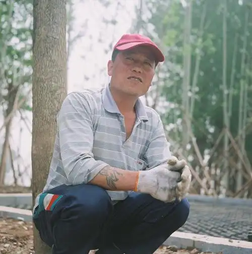 在绿化工地偶遇的手臂上有纹身的大哥,北京,2014