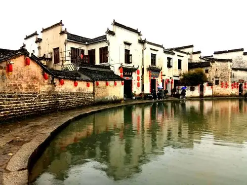 徽州三月好风光,青瓦白墙黄花香;《皖南古镇,水墨田园--安徽宏村》.