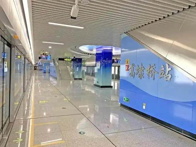 向南延伸,主要沿蠡湖大道,平湖路,南湖路敷设,共设置雪浪站,葛埭桥站