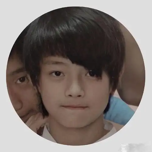 看看许凯小时候的样子?