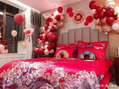 大别墅的婚房布置 潮流的气球 加上花艺的点缀 彰显高端大气