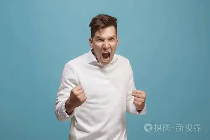 哭泣的情绪愤怒的男人在演播室的背景下尖叫. 情绪化的年轻面孔.