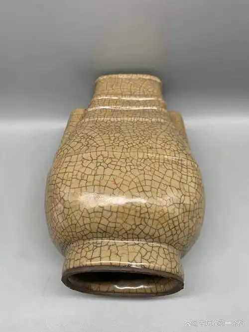 哥窑金丝铁线开片纹贯耳瓶是一款中国古代瓷器的杰出代表,以其独特的
