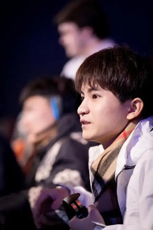 虎牙主播六尾英国斗志旅行,电竞与足球碰擦出不一样的魅力