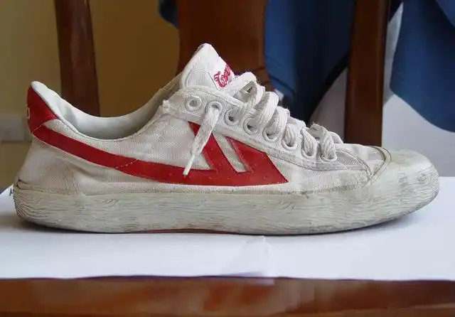 两边红色的装饰,外形美观,曾经深受广大青少年的喜欢,穿白色回力球鞋