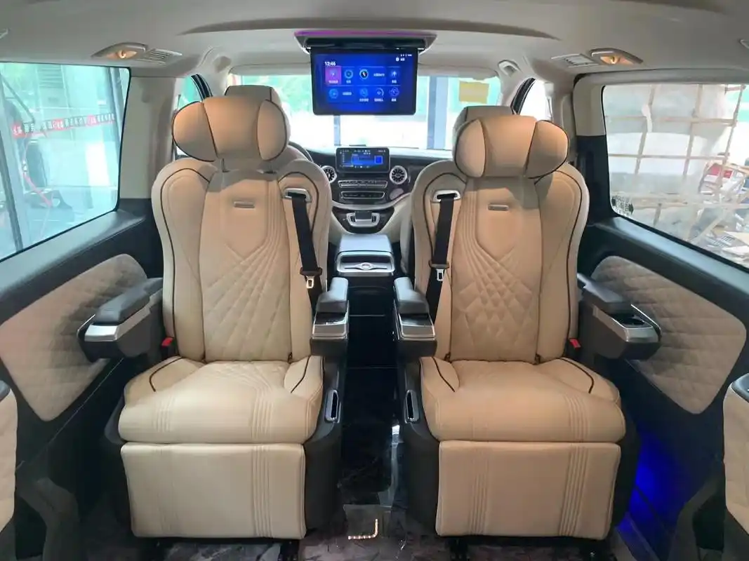 威霆单门,内饰灰白搭配,这颜色干净利索#商务车改装 #奔驰威 - 抖音