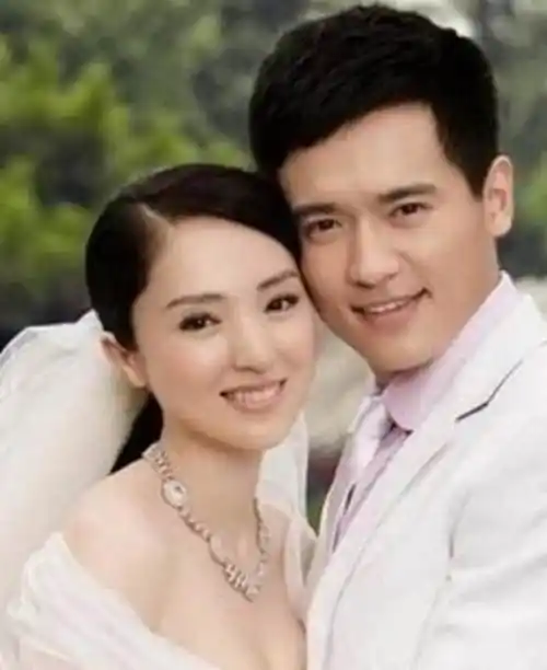 洪欣力顶张丹峰发文表示信任网友大呼好妻子