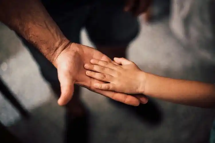 父亲大手握小手