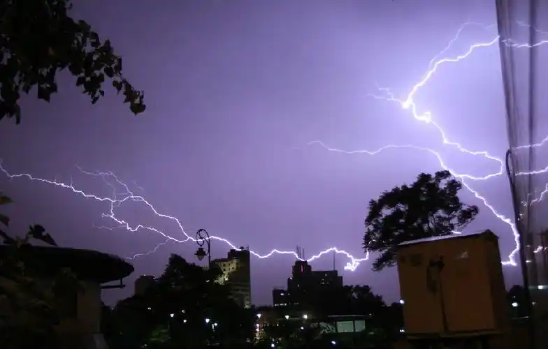 印度新德里久旱逢甘霖 紫色闪电划破夜空