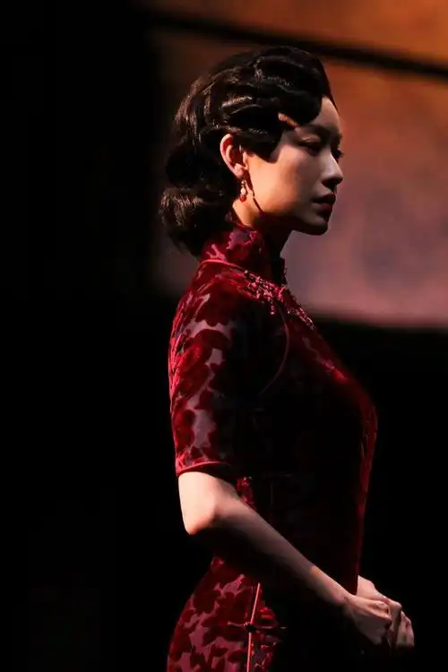 被倪妮的旗袍美到了,一颦一笑风情万种,梦回《金陵十三钗》|玉墨|谋