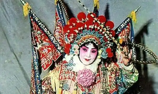 宋桂玲,女,1933年4月出生于河南开封.