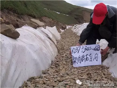 设置路槽排水-纵向碎石盲沟4,改善路面结构层(1)铺设砂(砾)垫层(2)