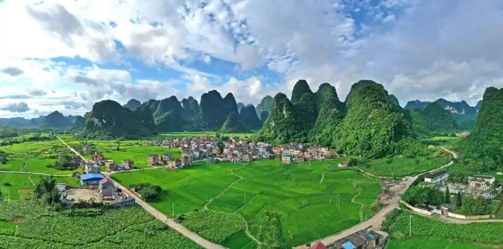 广西环江毛南族自治县大才乡重楼村四通八达的乡村公路和美丽的田园