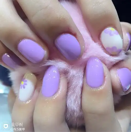 圆形手绘紫色清新浪漫香芋紫美甲图片