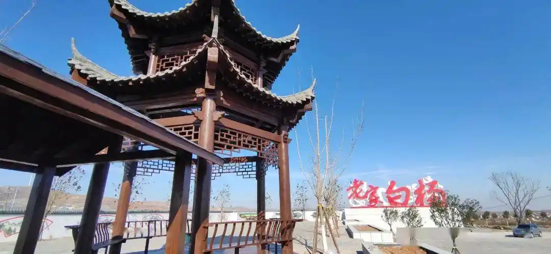 日前,在宜阳县白杨镇,镇区环境整洁,广场,停车场等公共配套设施齐备