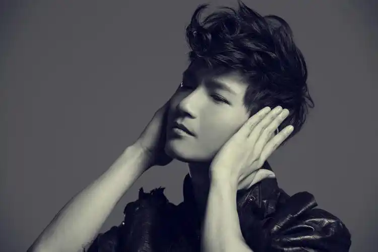 于海南省三亚市,祖籍广东省普宁市,中国内地流行乐男歌手,原创音乐人