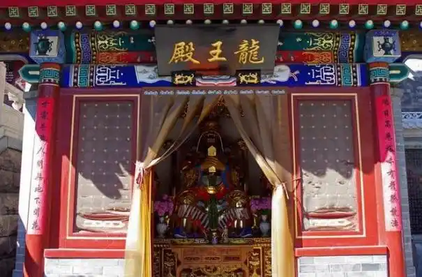 龙王殿:位于桃红岭 周围环境秀美 地理气势磅礴