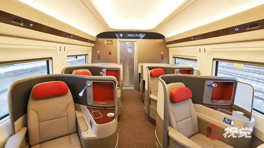 01车商务座由6个鱼骨式座椅布局更改为1 1和2 1的蛋壳式座椅布局.