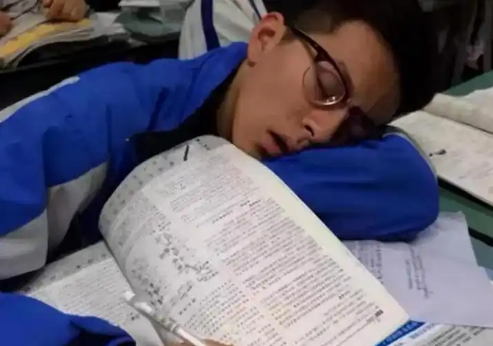 初中生睡觉"一脚踩空"咋回事?要长高还是噩梦,和你想得不一样