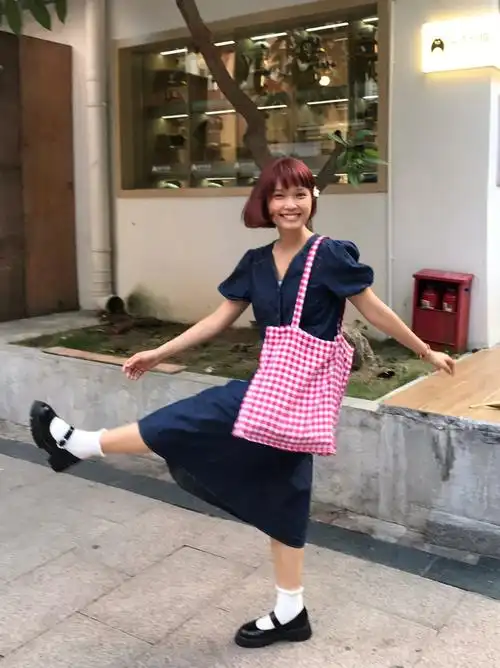 牛仔套装搭红格格真的绝了佳人们