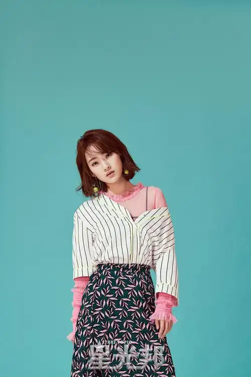 孙艺宁春日写真曝光 人比花美生机洋溢