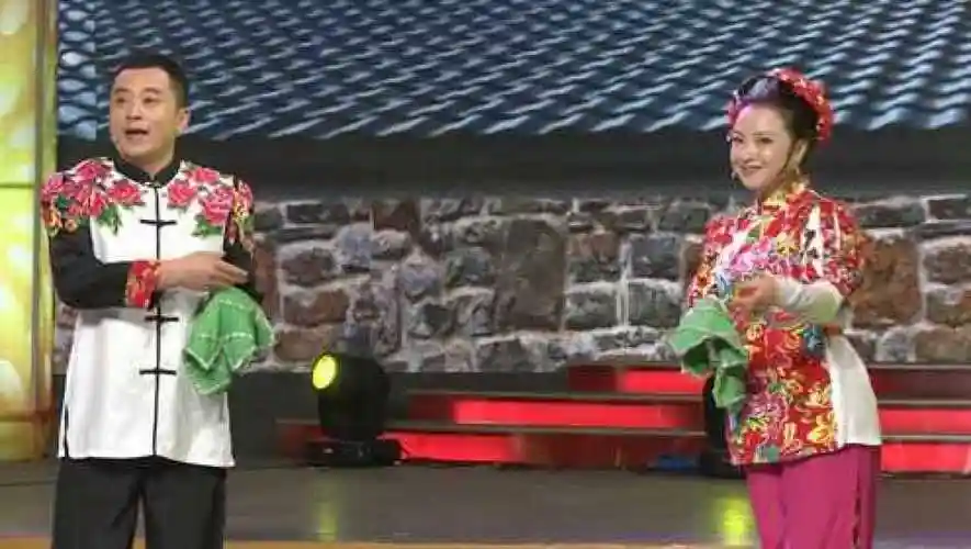 二人转《墙里墙外》赵本山的经典作品,看看年轻演员表演的如何_腾讯