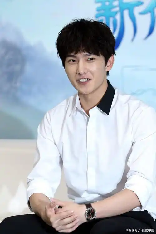 杨洋纯情大男孩人设翻车?一边演戏,一边和女明星们谈恋爱!