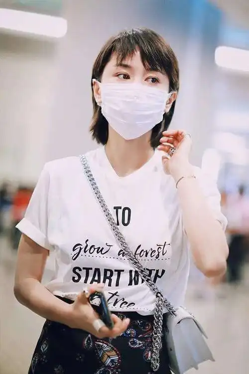 虽带着口罩,但从弯弯笑眼中可以看出王子文的好心情.