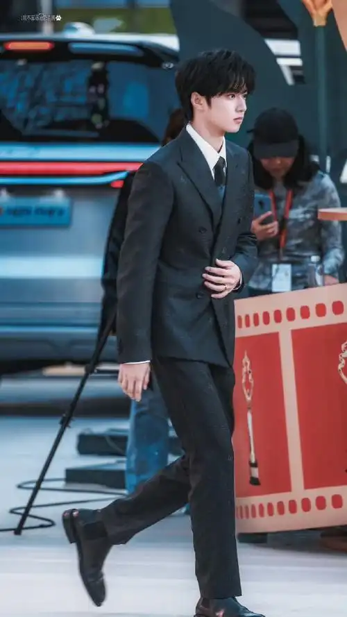 腿好长人好帅    #刘耀文红毯生图