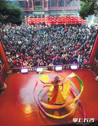 火宫殿庙会的精彩演出总能吸引众多观众. 长沙晚报记者 陈飞 摄