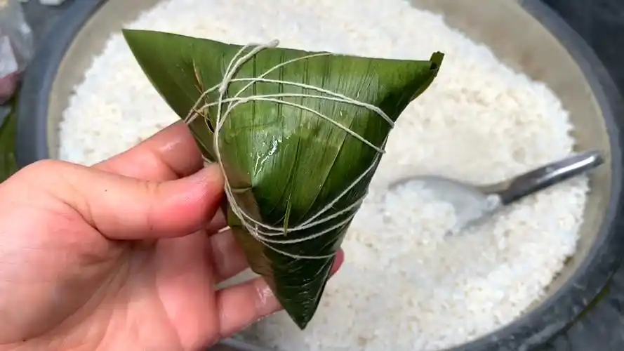 新手包粽子的简易方法(三角和四角粽怎么包)