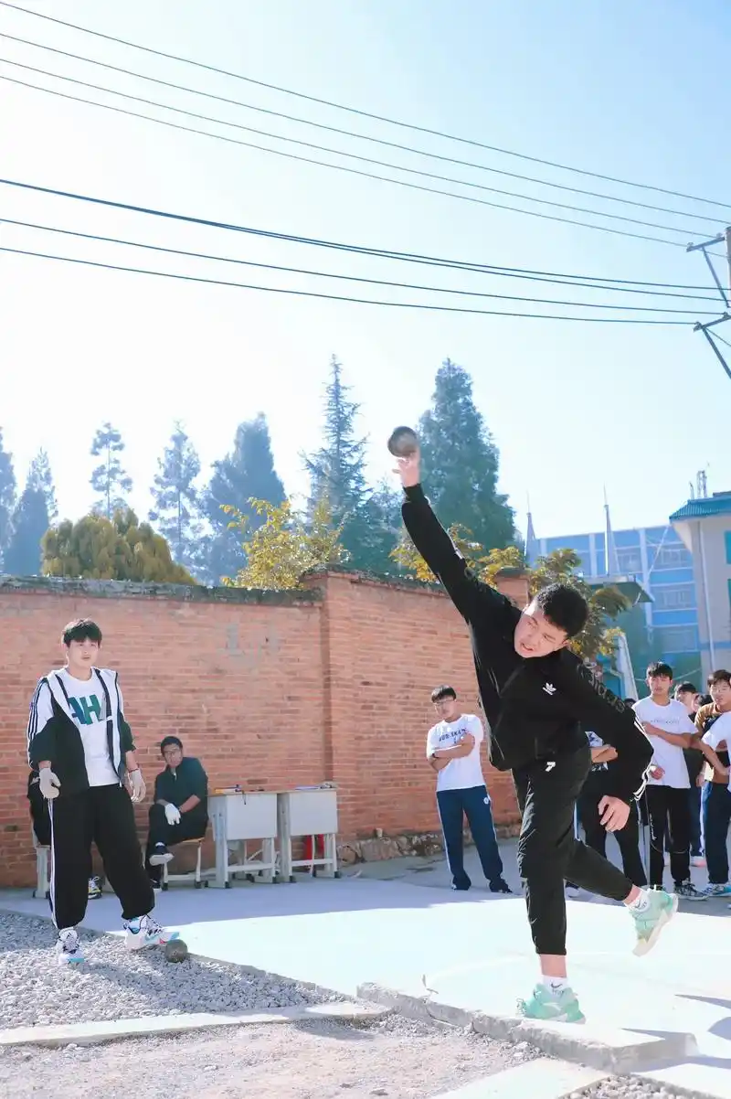 来看看我们扔铅球的cool guys04.#校运会 #每一个 - 抖音