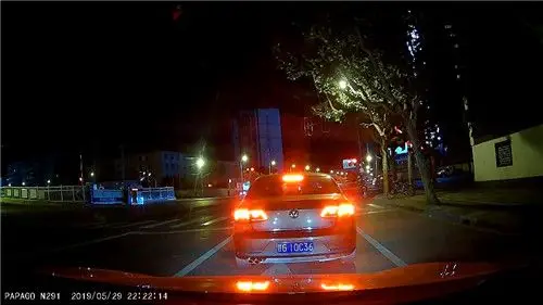 夜间停车时,前方车牌清晰可见,不会出现灯光曝光,散光现象,强!
