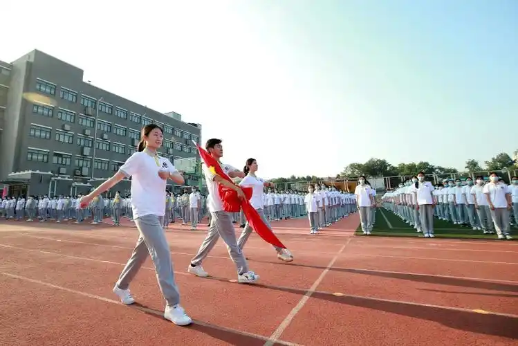 北京市第二中学举行隆重的开学典礼,学生精神抖擞迎接新学期到来.