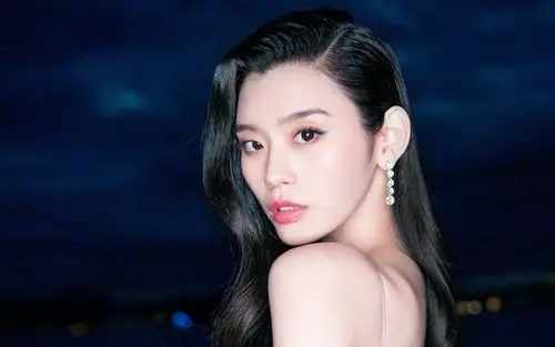 生下长孙前后,奚梦瑶的面相气质变化很大.