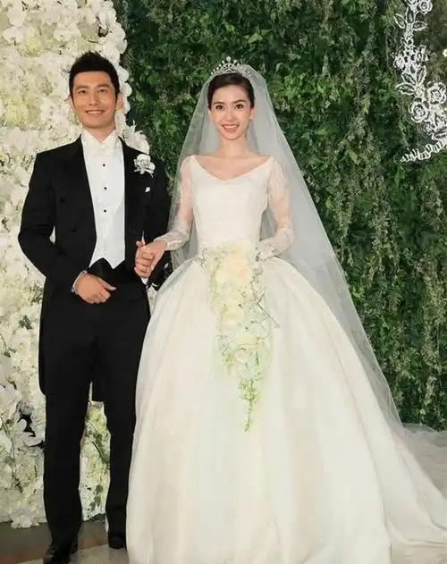 特别乖巧的表情更加有小公主的感觉,比起之前"世纪婚礼"时angelababy