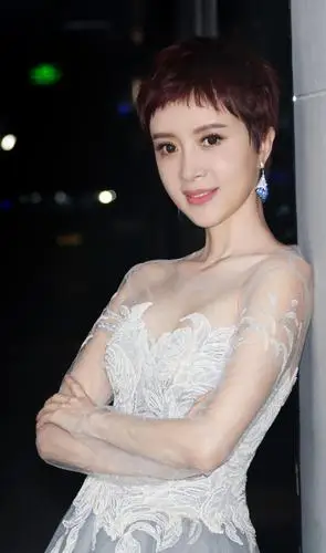 金巧巧身着一袭印花长裙优雅动人