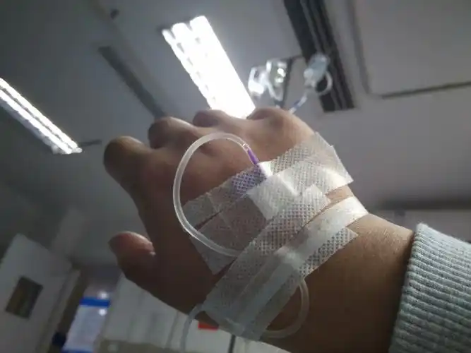 重庆一男子身患罕见怪病(不能吃饭喝水,只有靠吃药输液维持生命),关键