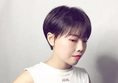 把露着脸型的短发发型梳出了很强烈的蓬松感,女生蘑菇头露耳短发发型