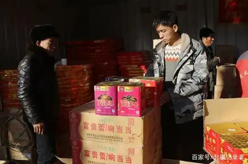 辽西农村过年好有年味,家家户户排队买鞭炮,几乎都买了一大车