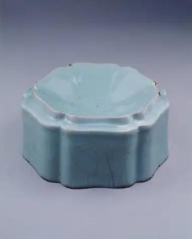p>南宋官窑青瓷葵花式洗实际是一个瓷妆奁盒,一向称为"洗",全器六瓣