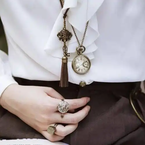 怀表开始起源于欧洲地区,因经常被一些贵族阶层的人士所佩戴,所以它