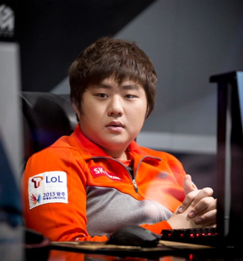 (图为bang健身前的照片)(图为第三场skt取得胜利后bang接受采访)微博