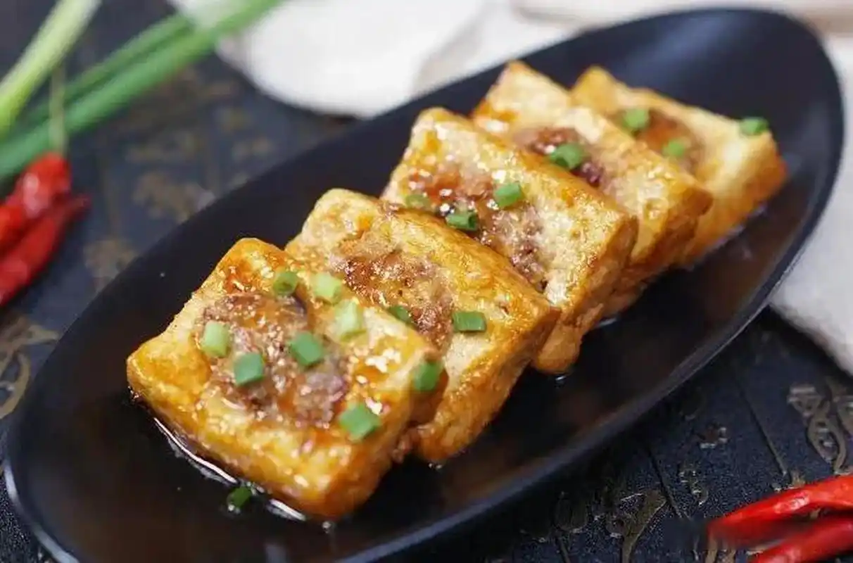 值得一尝的梅州本地美食酿豆腐是梅州客家菜的代表菜,主要特色是:"肥