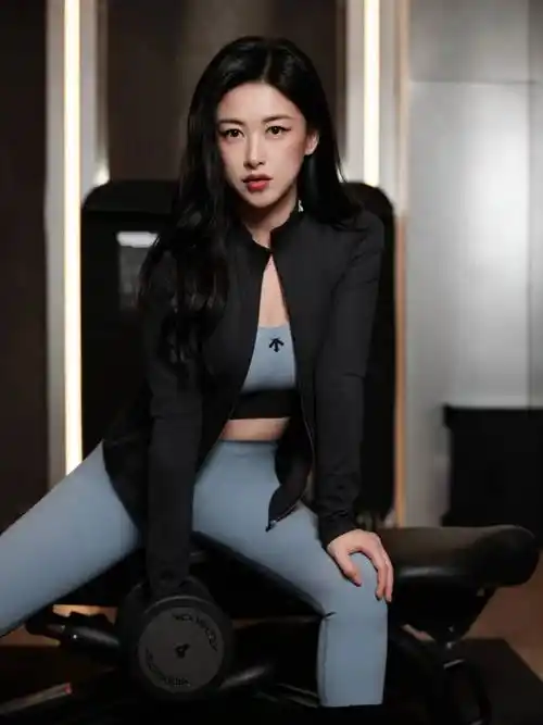 原创朱珠晒多张瑜伽照曲线曼妙身材傲人后仰躺瑜伽球上柔韧性一绝