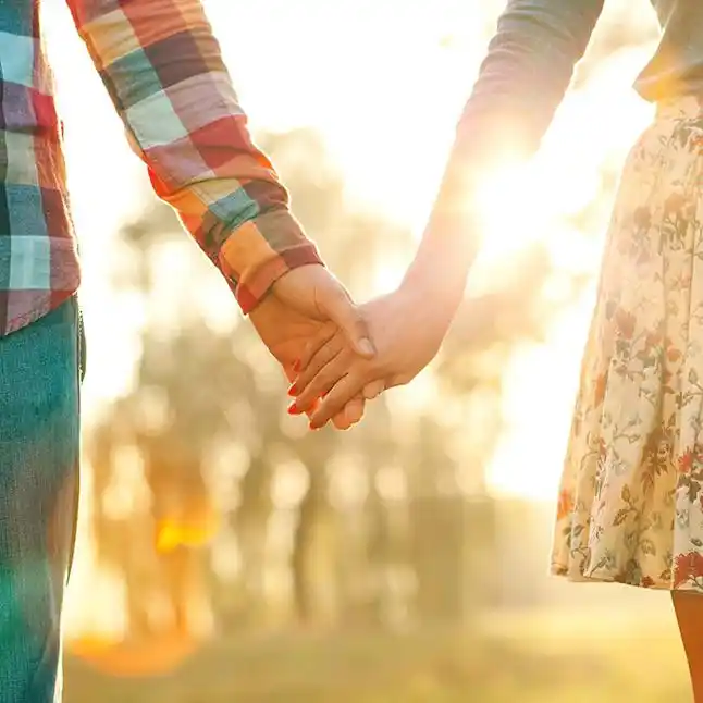 牵手的甜蜜爱人高清摄影图片