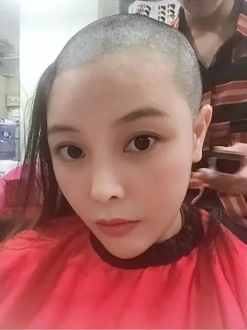 剃了光头,为下个月生做准备.
