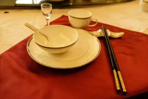 去酒店吃饭,桌子上摆的餐具啊杯子啊,等等,不知道怎么用,好尴尬,求