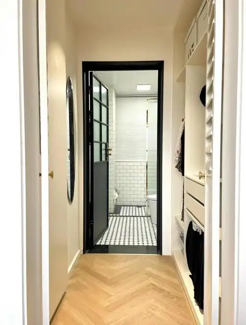 小到无处安放一整个大衣柜,甚至连退而求其次的l型衣柜也要被卫生间门